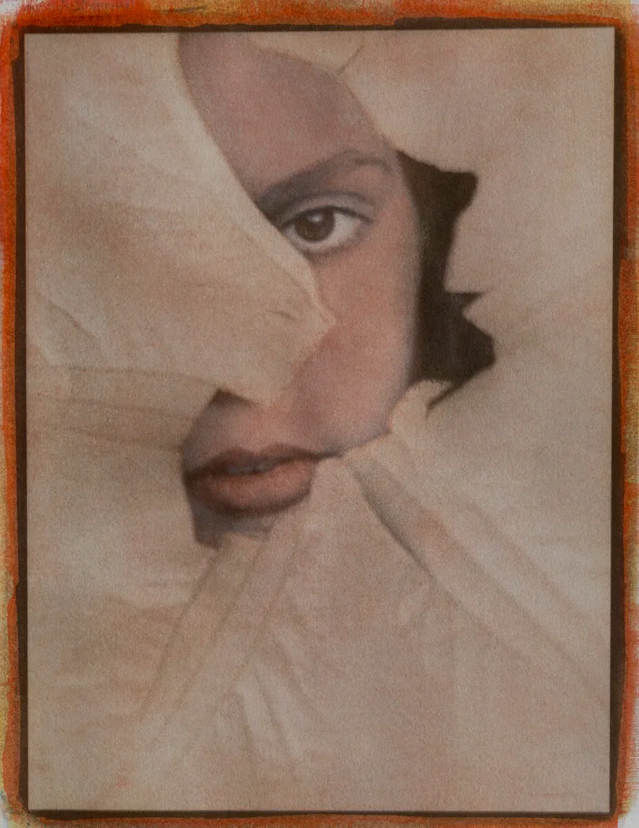 María behind a leaf